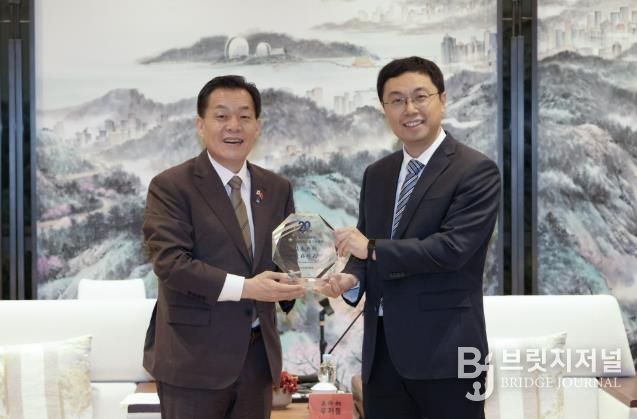 이재준 시장(왼쪽)이 우호결연 20주년 감사패를 받고, 우저통 시장과 기념촬영을 하고 있다.