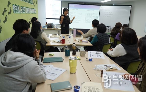 유성은 인행연구소장이 지난 14일 인천시청년미래센터 종사자를 대상으로 ‘강점 관점 해결중심 사례관리 기본교육’을 하고 있다.