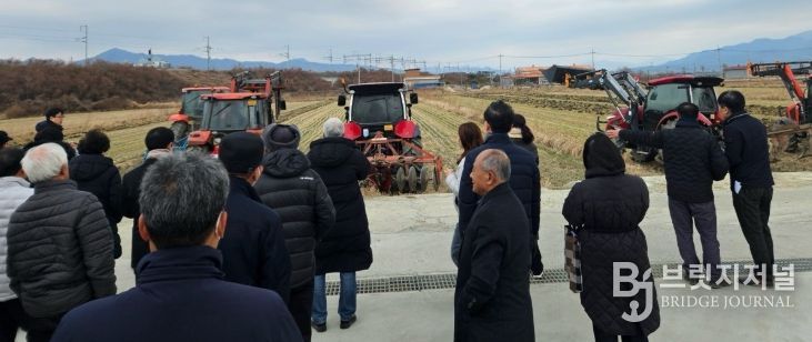 왕우렁이 월동피해 방지를 위해 트렉터를 이용한 깊이갈이 시연회를 준비하고 있다.