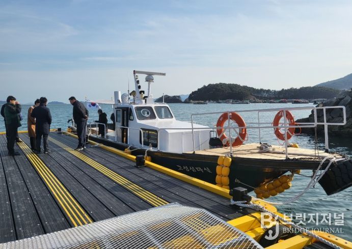 경남 고성 자란도에 선박 운행하는 모습