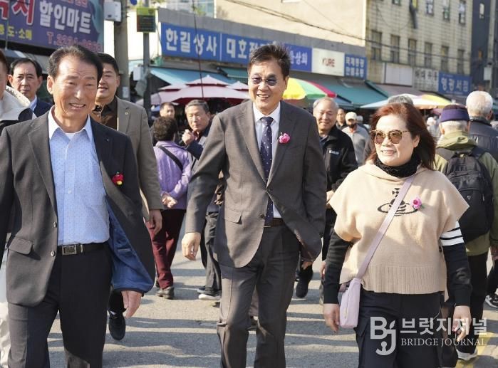 사업 대상지인 숭인2동 일대를 걷는 정문헌 구청장