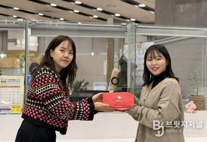 관악구 전입 청년에게 웰컴키트를 건네고 있는 모습