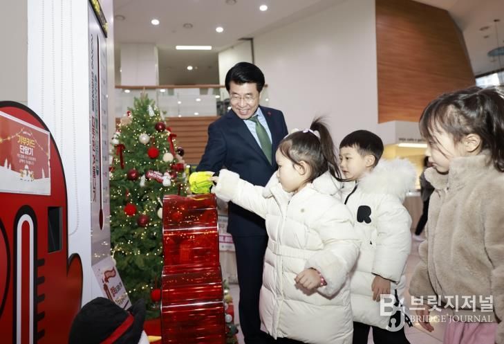 송파구 사립유치원생 약 3,045명이 모은 18,881,510원을 사랑의 저금통 성금으로 기부했다.