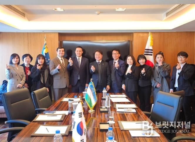 21일 롯데호텔 서울에서 열린 밀양시와 우즈베키스탄 간 관계자 면담 후 참석자들이 기념 촬영을 하고 있다.