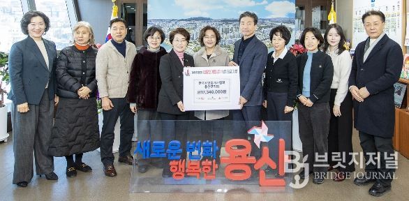 박희영 용산구청장(가운데)이 한국공인중개사협회 용산구지회로부터 ‘2026 희망온돌 따뜻한 겨울나기’ 성금 1,734만원을 전달받고 기념사진을 찍고 있다.