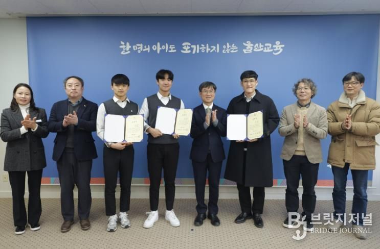 천창수 교육감이 21일 접견실에서 고헌중 김우빈 교사, 대송고 윤재준 학생, 화암고 문현서 학생에게 '안전 문화 확산 유공자 표창'을 수여하고 관계자들과 기념사진을 찍고있다.