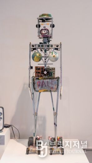 백남준, 로봇 K-456, 1964(1996), 백남준아트센터 소장품