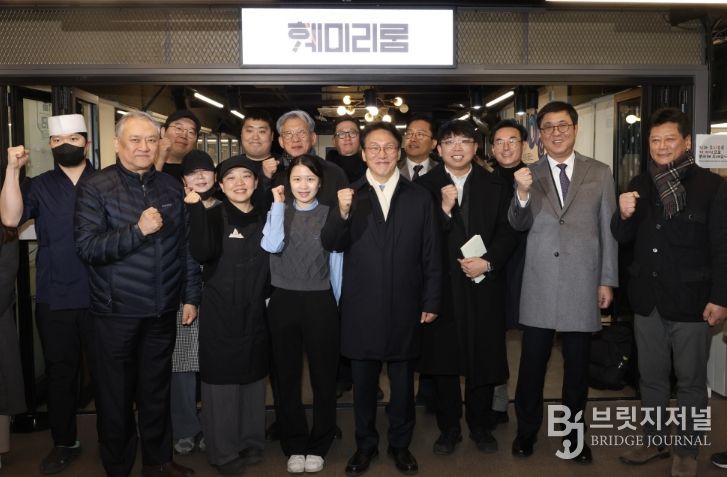 김민석 국무총리가 21일 동대문구 경동시장을 방문, 시장을 둘러보고 상인들과의 간담회를 주재하고 있다.