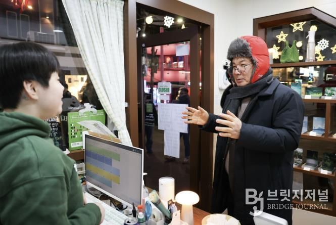 박강수 마포구청장이 ‘청년상인 반년살이’ 매장을 찾아 청년상인들을 격려하고 있다.