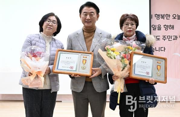 1월 21일 ‘2026년 송산2동 주요업무보고회’에서 유공 표창을 받은 주민들이 김동근 시장과 기념촬영을 하고 있다.