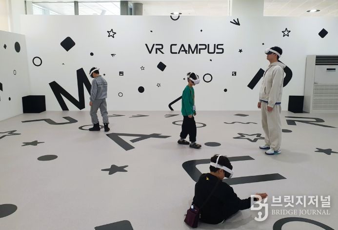 잡월드 미래직업관 내 ‘한국폴리텍대학 반도체VR캠퍼스’에서 반도체 8대 공정을 가상현실(VR)로 체험하고 있는 모습