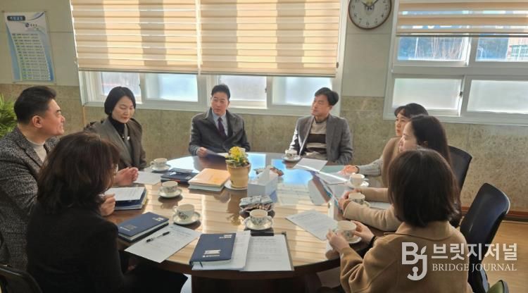 강남교육지원청 임채덕 교육장이 22일 옥동초를 방문해 늘봄학교 현장 점검을 하고있다.