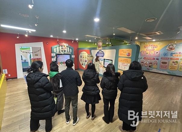 경기도 어린이 식품안전체험관 체험물 내용을 안내하고 있다.