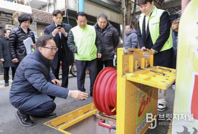 유성훈 금천구청장이 2025년 설 명절을 맞아 전통시장에 설치된 소방시설을 점검하고 있다