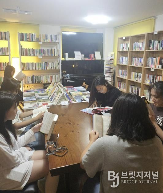 지난해 독서동아리 활동에 참여한 아이들이 각자 원하는 책을 골라 읽고 있다
