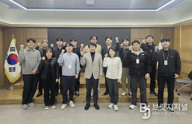 21일 자율주행자동차 시범운행지구 운영 간담회가 끝나고 회의 참석자들이 기념사진을 촬영하고 있다.