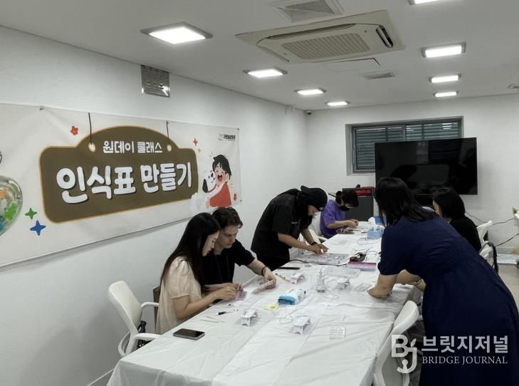 ‘구로댕냥이네 서울시립동물복지지원센터’에서 진행된 반려동물 인식표 만들기 원데이 클래스 참가자들이 체험 활동에 집중하고 있다.