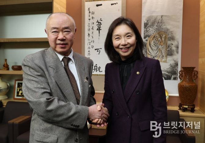 이토 조이치 홋카이도 의장과 악수하는 최호정 의장
