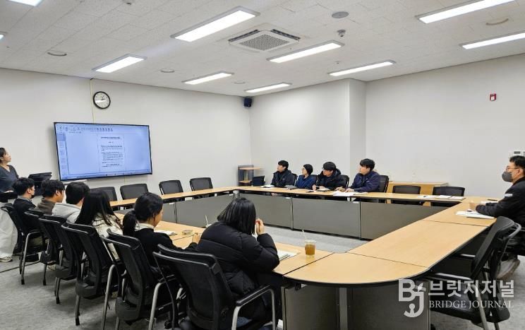 밀양시시설관리공단 소회의실에서 열린 적극행정 자율 아이디어 나눔 회의 모습