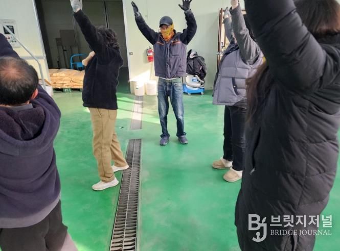 금산군농업기술센터 직원들이 사업장 안전사고 예방체조를 하고 있다.