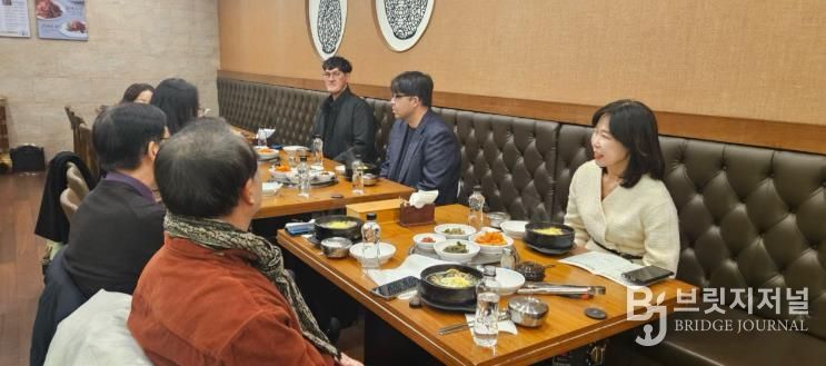 23일 윤은미 천안시 복지정책국장이 천안시지역아동센터연합회를 비롯한 기관·단체장과 오찬 간담회를 하고 있다.