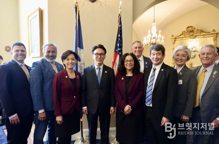 미국을 방문 중인 김민석 국무총리가 22일(현지시간) 미국 의사당을 방문, 하원 주요 인사들과 오찬 간담회를 하고 있다.