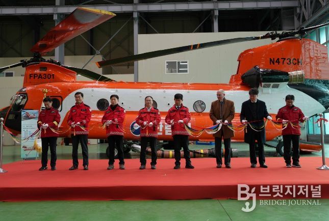 이용권 산림청 산림재난통제관(왼쪽 네번째)이 시누크 헬기 도입식에 참석해 관계자들과 기념촬영을 하고있다.
