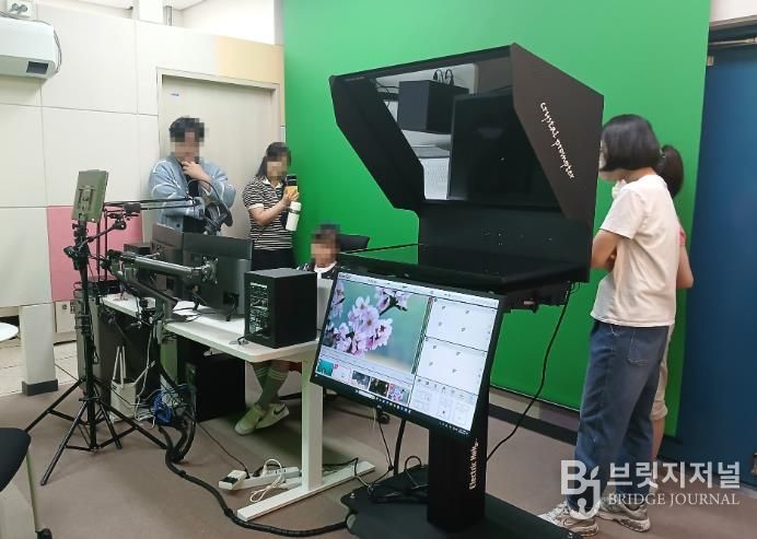 K-도서관에서 미디어 창작 활동을 체험하고 있다