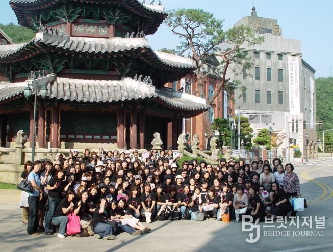 (합천군, 단체관광객 유치 여행사 인센티브사업 추진)- 영상테마파크를 방문한 단체관광객