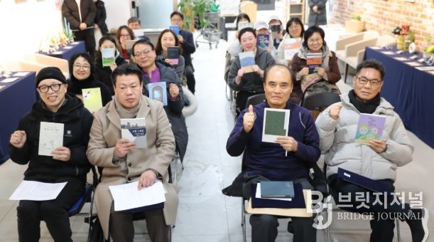 지난 27일 하안도서관 1층 '열린시민전시코너'에서 '2025 광명시 독립출 간담회'를 진행하고 기념사진을 촬영하고 있다.