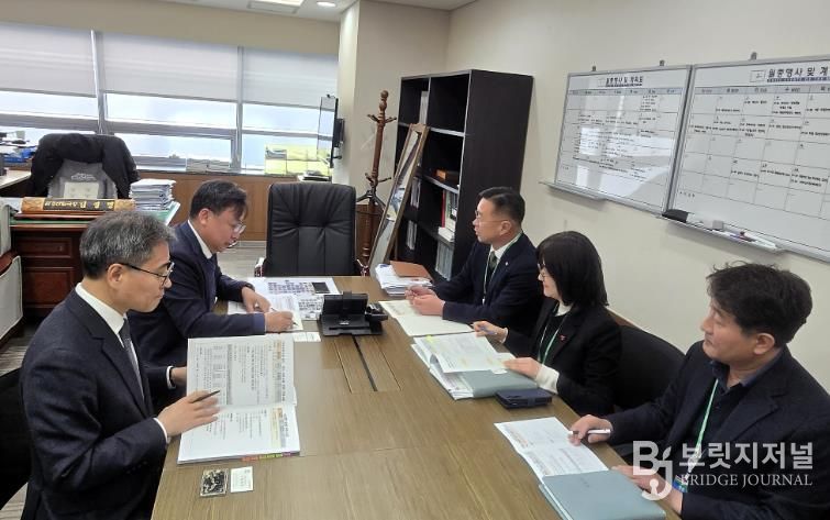 28일 윤석훈 천안시 농업환경국장 등이 충남도청을 찾아 농업·환경 분야의 지역 주요 현안과 핵심사업에 대해 논의를 하고 있다.