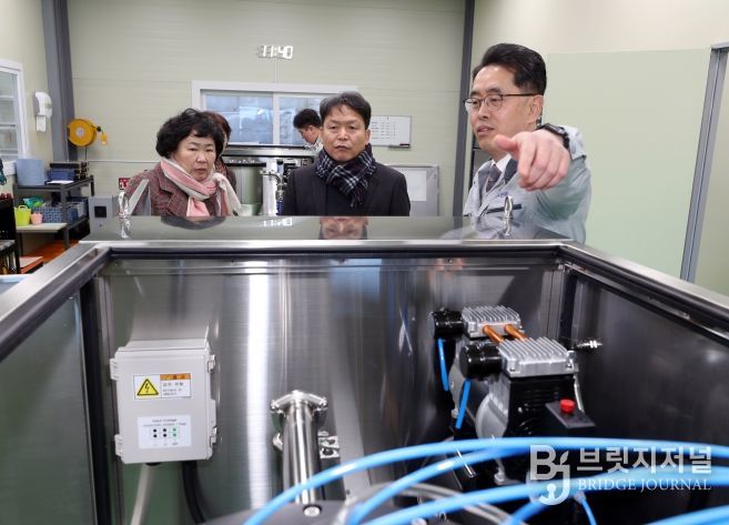 청주시 기업애로해소지원단, 친환경 제조기업 찾아 애로 청취(신병대 청주부시장(왼쪽)이 박관순 터보솔루션㈜ 대표로부터 제품에 대한 설명을 듣고 있다.)