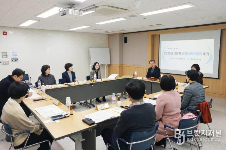 장인홍 구청장이 생활보장위원회 위원들과 안건을 논의하고 있다.