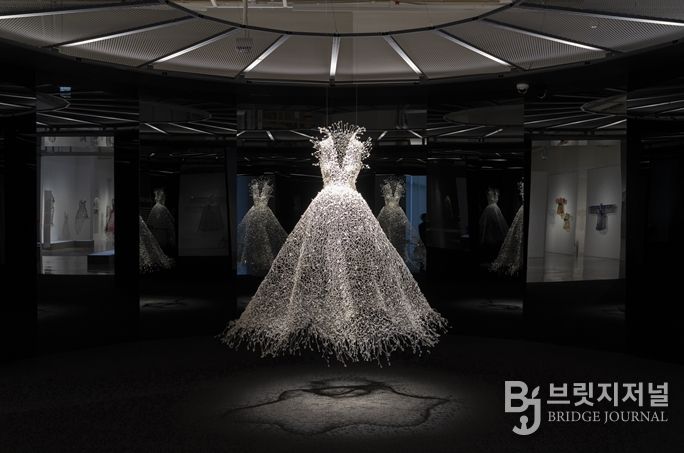 'Dreaming' 백매(White Plum), 2024, 철사, 비즈, 직물