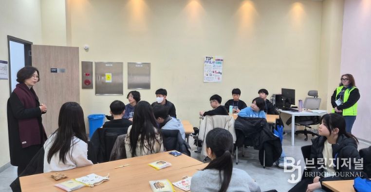 군포의왕교육지원청 정숙경 교육장이 양평캠퍼스를 방문해 글로컬 언어 캠프 활성화 방안을 논의하고 있다.