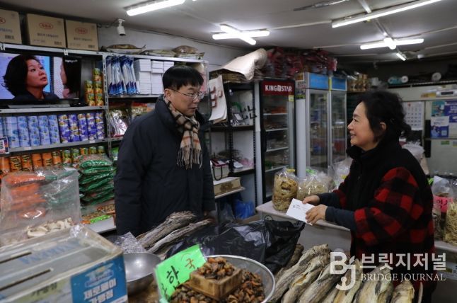 물가상황을 점검하고 상인들의 애로사항을 청취하고 있는 안형준 국가데이터처장(왼쪽)