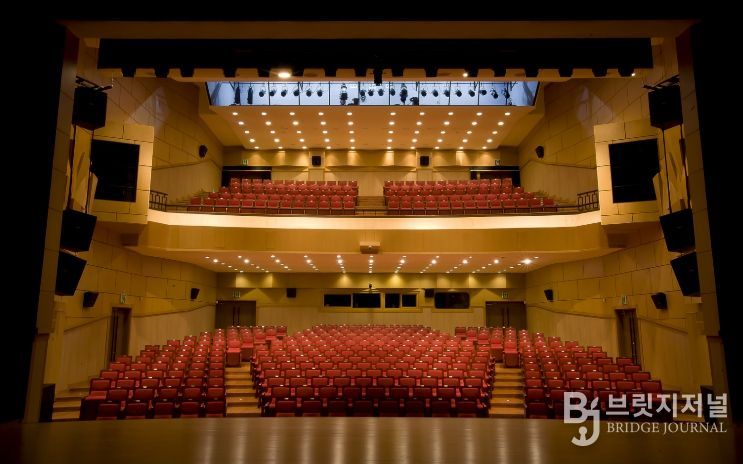 봉산문화회관, 국비 2억6천만 원 확보…2026년 연극·뮤지컬 중심극장 도약(봉산문화회관 가온홀)