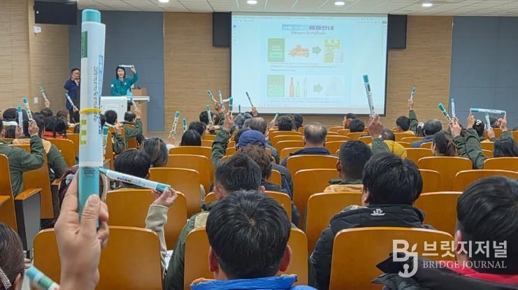 밀양시가 입국한 라오스 외국인 계절근로자들을 대상으로 생활 안내 사항 교육을 진행하고 있다.