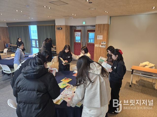 어린이집, 유치원 교사와 예비 교사들이 3일 교육연구정보원 박상진홀에서 '제2기 교육공동체 이음 연수' 활동을 하고 있다.