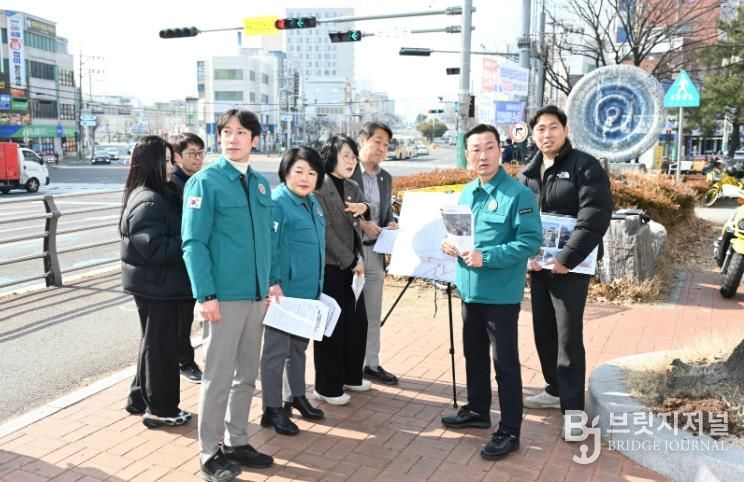 울산 중구의회(의장 박경흠) 복지건설위원회(위원장 정재환)는 5일 병영막창거리와 중구육아종합지원센터 등을 찾아 현장점검활동을 펼쳤다