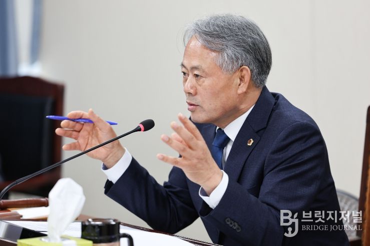 박성재 전남도의원이 농수산위원회 회의(2일)에서 질의를 하고 있다.