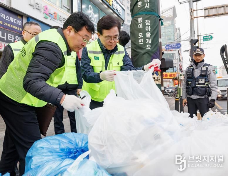 쓰레기 무단투기 단속 나선 진교훈 구청장
