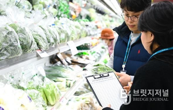 2026년 2월 10일_달성군 설 성수품 원산지 표시 특별점검 사진 - 군 관계자들이 10일 관내 마트를 방문해 농축수산물 원산지 표시를 점검 중인 모습.