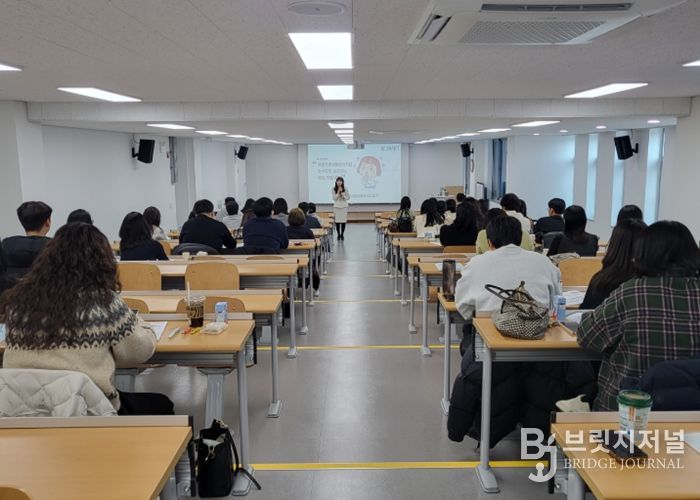 복지 담당 공무원들이 역량 강화교육을 받고 있다