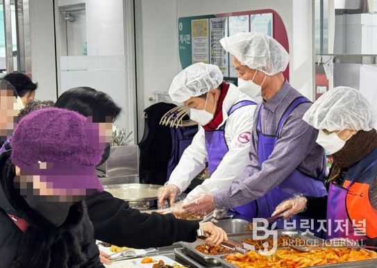 이필형 동대문구청장, 설맞이 복지관 현장 봉사“따뜻한 명절, 한 분도 소외 없게”