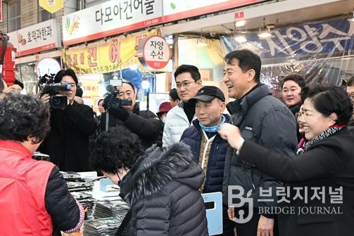 오세훈 서울시장이 13일(금) 광진구 자양전통시장을 방문해 상인과 명절 인사를 나누고 있다.