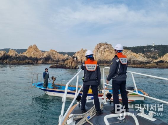 해양경찰관이 해양안전사고 예방 순찰중에 있다.