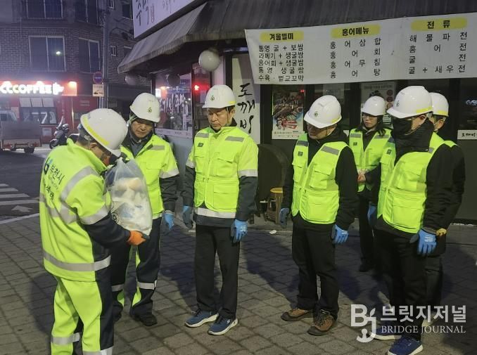 현장 정비 작업 전 안전 사항 등 관련 교육을 받고 있다.