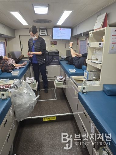 울산교육청 직원들이 20일 교육청 정문 앞 헌혈버스에서 헌혈 봉사활동에 참여하고 있다.