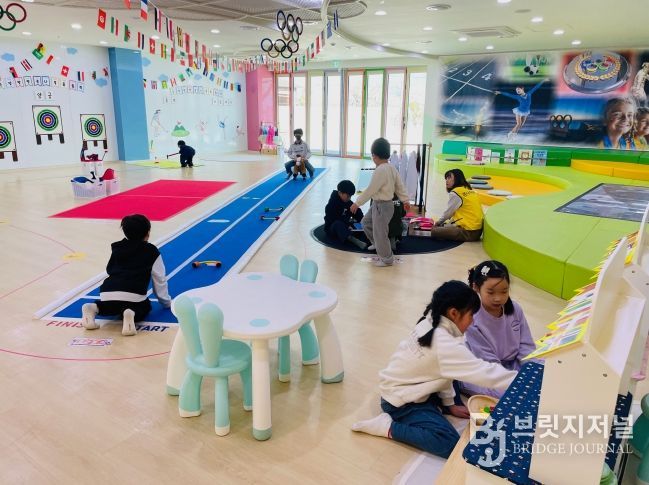 울산양육원 유아들과 초등학교 1~2학년 학생들이 20일 큰나무놀이터에서 특별체험을 하고있다.